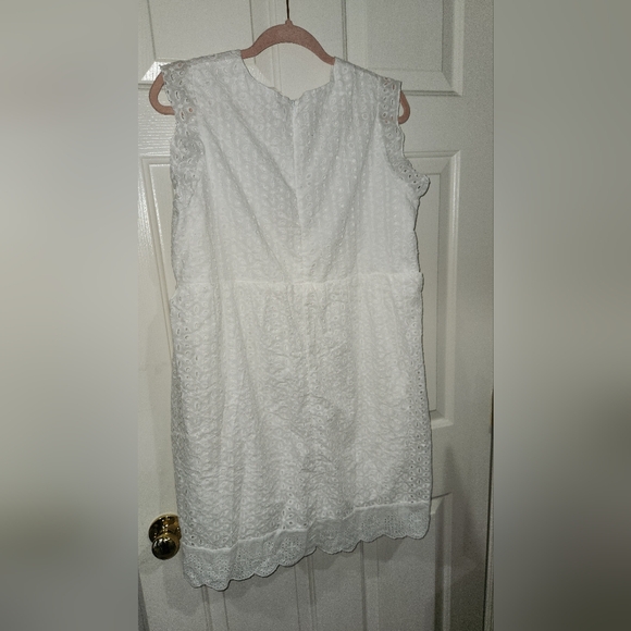 BEAUTIFUL EYELIT DRESS !! - Picture 4 of 4